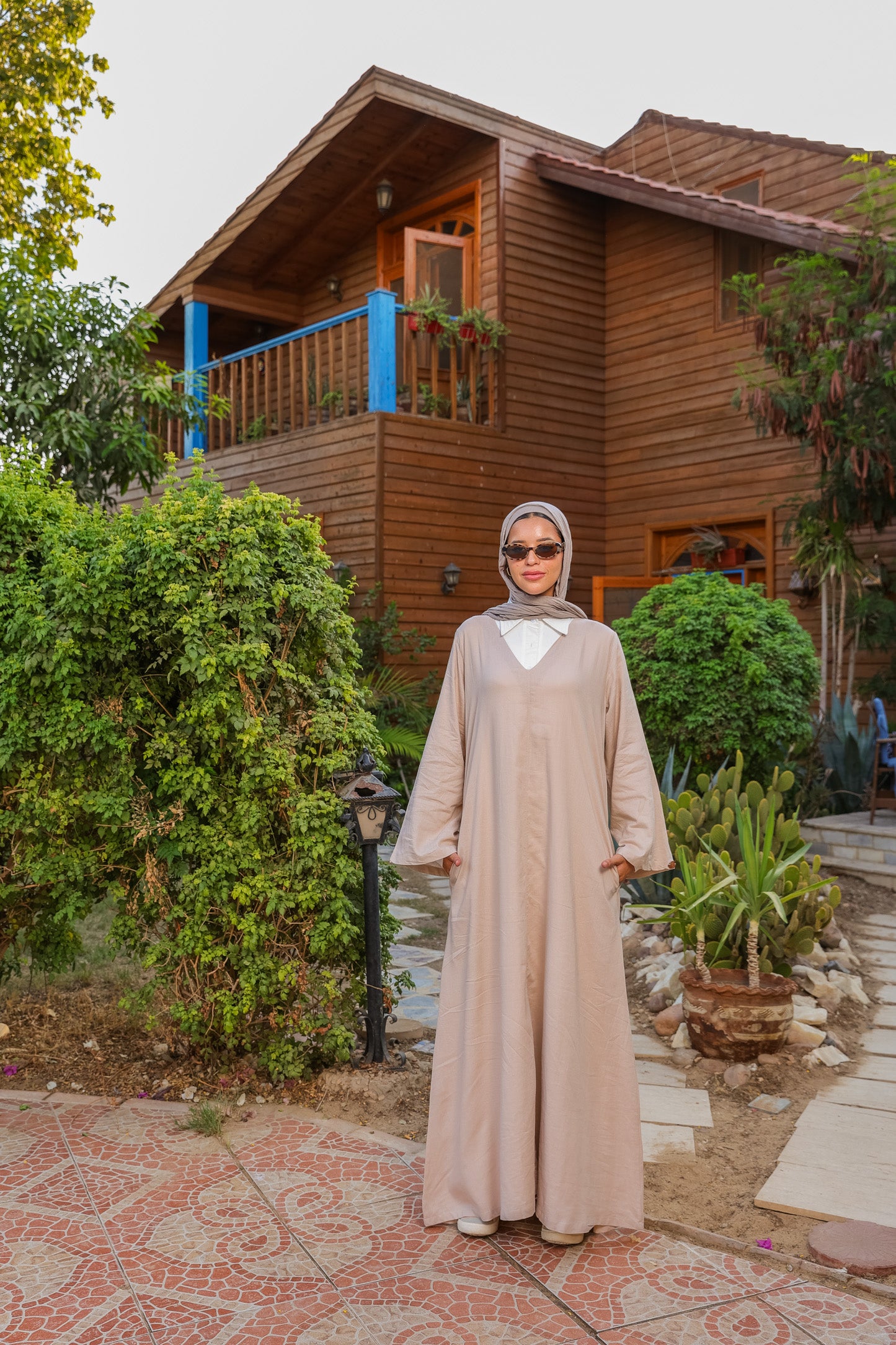 امل-Beige